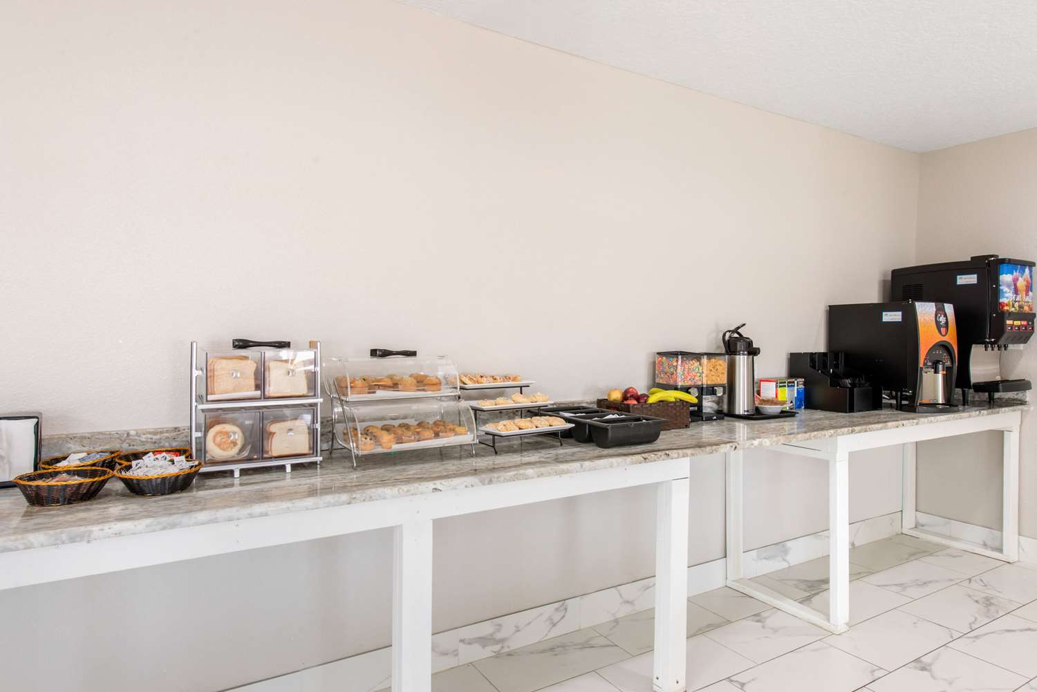 Фото Clarion Inn & Suites Kissimmee-Lake Buena Vista South