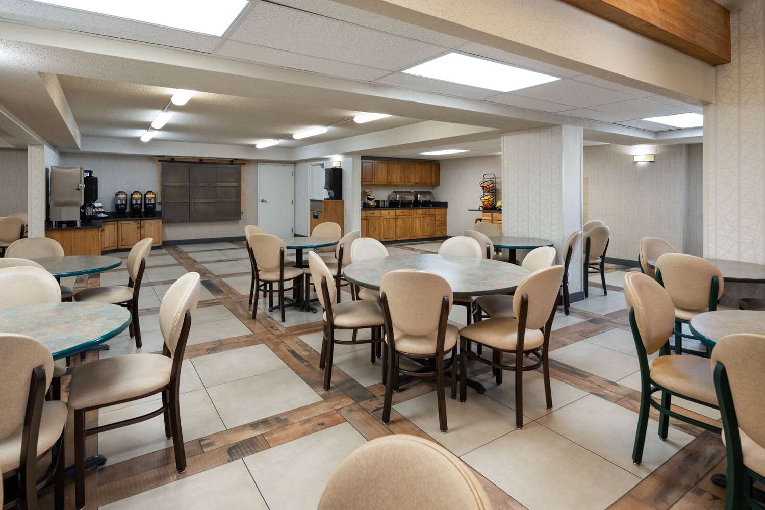 Фото Days Inn & Suites by Wyndham Bozeman