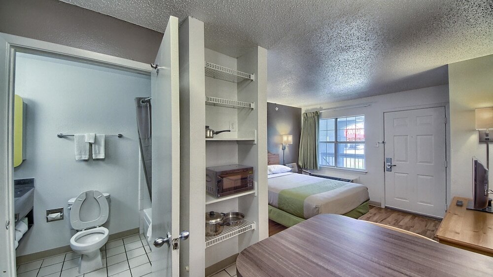 Фото Studio 6 San Antonio, Tx - Six Flags