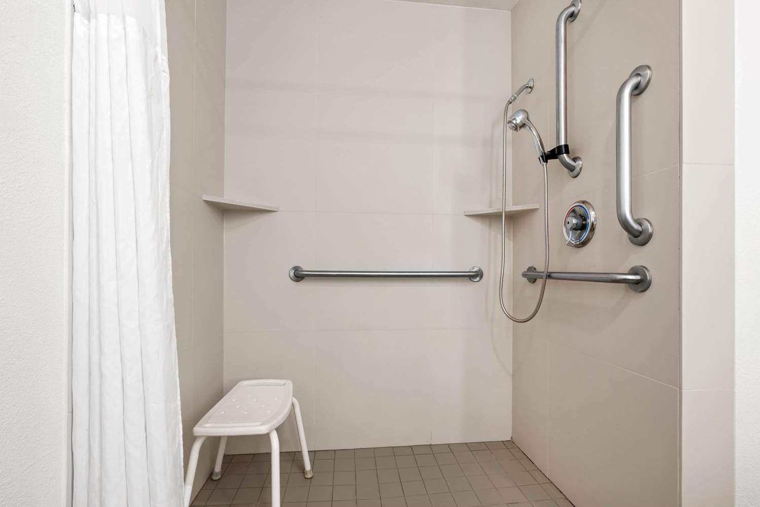 Фото La Quinta Inn & Suites by Wyndham Portland Nw