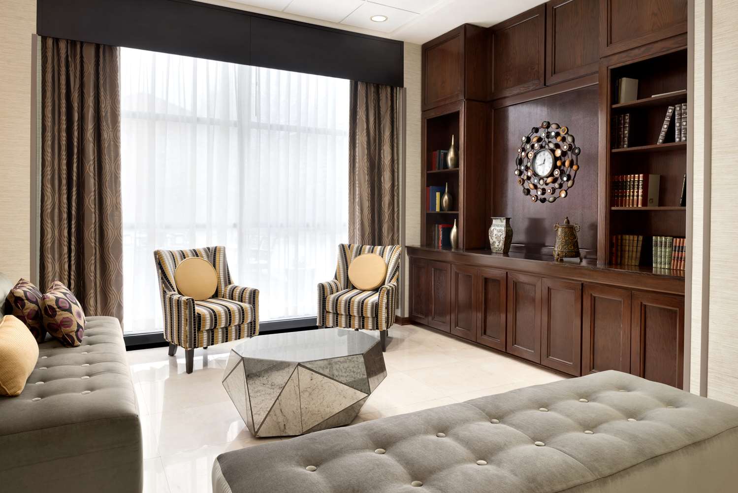 Фото DoubleTree by Hilton Milwaukee - Brookfield