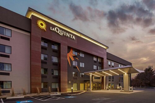 Внешний вид отеля La Quinta Inn & Suites by Wyndham Hartford - Bradley Airport в Уиндзор-Локсе, фото 1