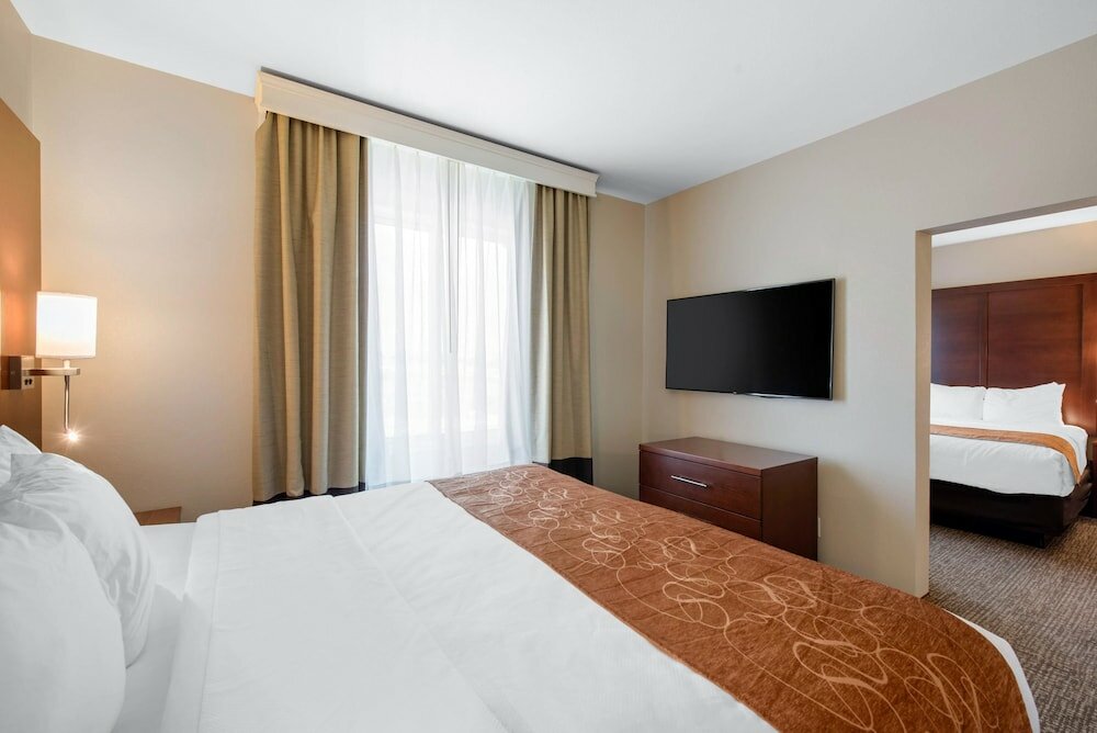 Фото Comfort Suites Denver International Airport