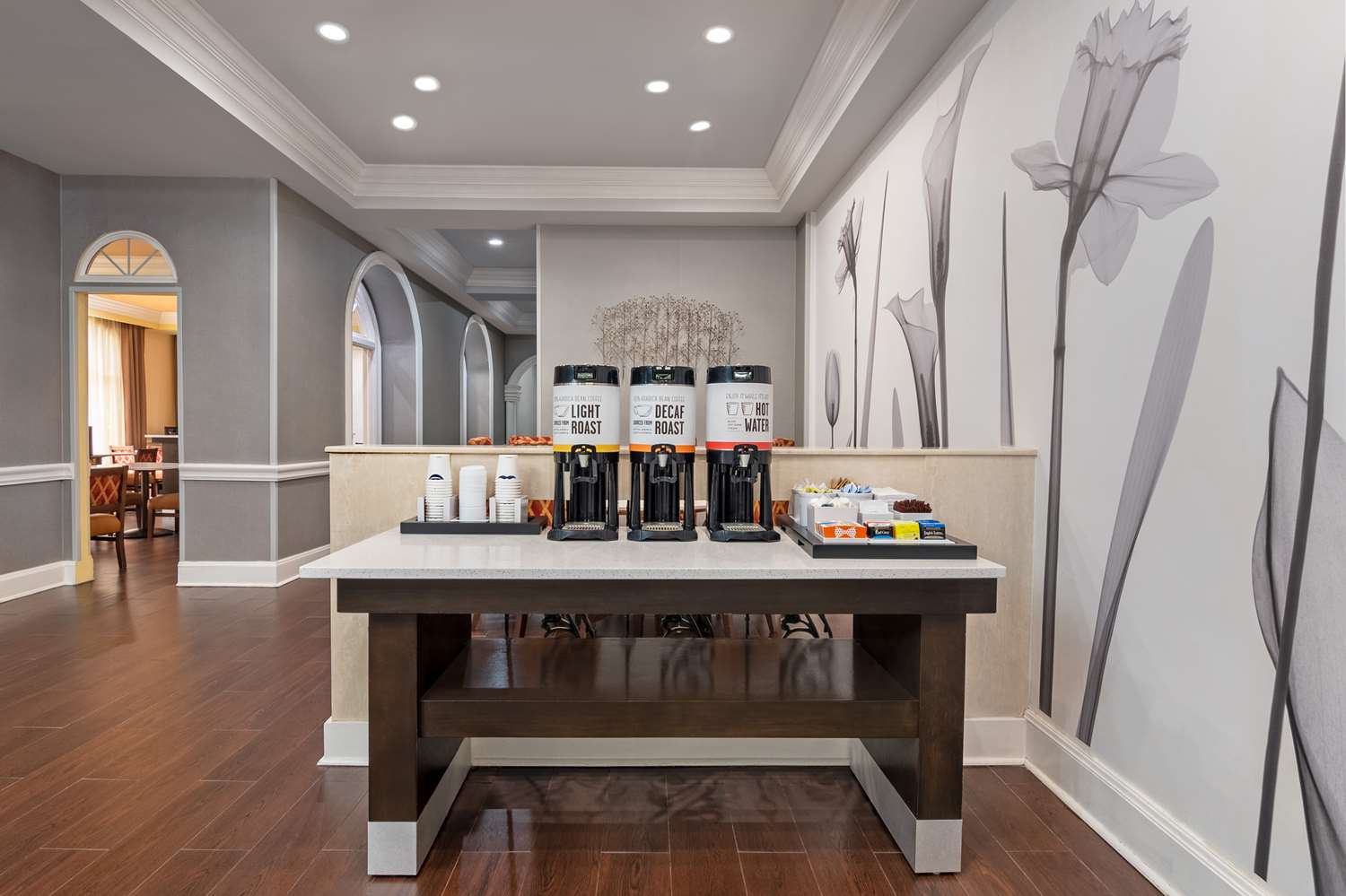 Фото Hampton Inn & Suites Stamford