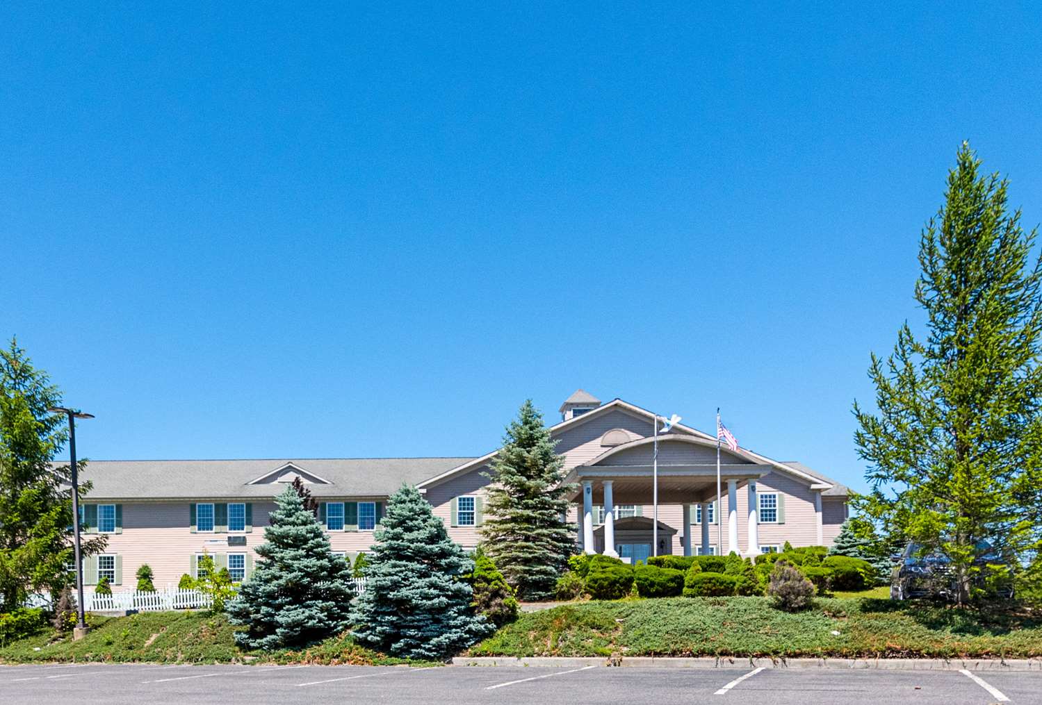 Фото Quality Inn & Suites Schoharie near Howe Caverns
