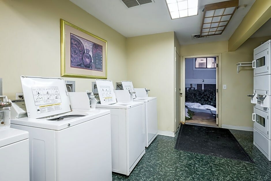 Фото Cloverleaf Suites Kansas City - Overland Park