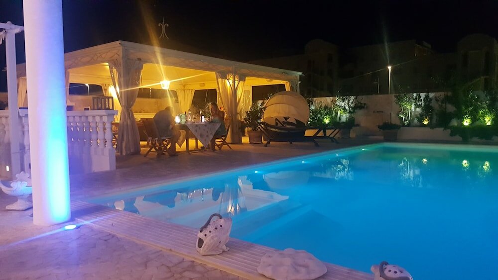 Фото White House Luxury Hospitality