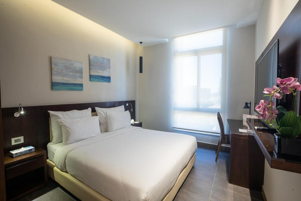 Фото The Compass Hotel