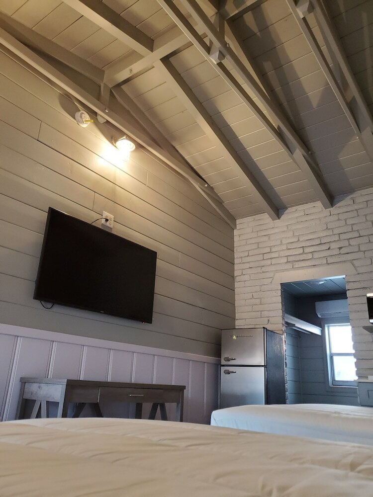 Фото Hollywood Gardens Inn & Suites