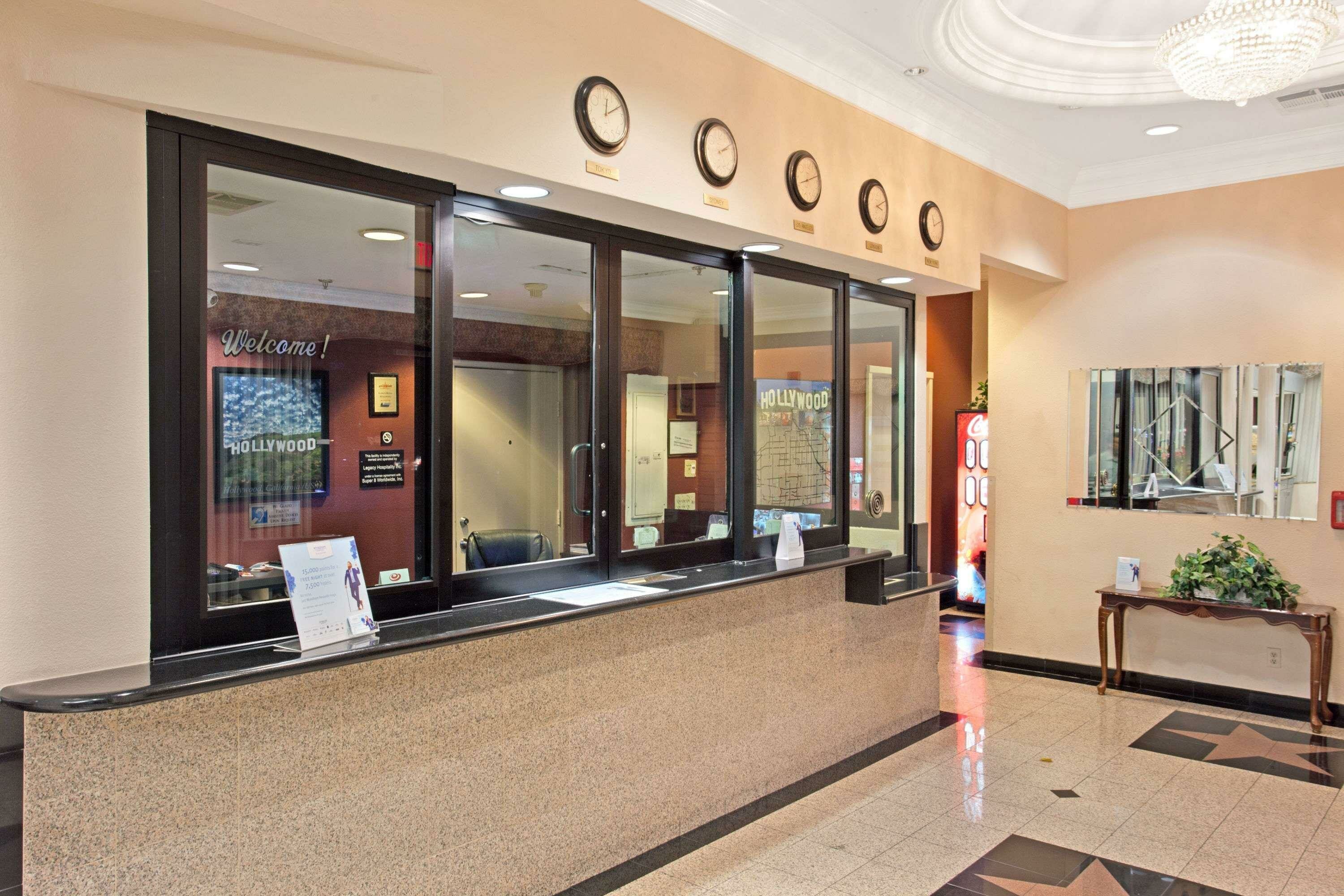 Фото Super 8 by Wyndham Hollywood LA Area