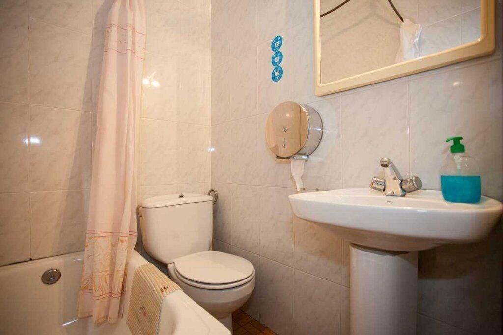 Фото Hostal Los Arcos