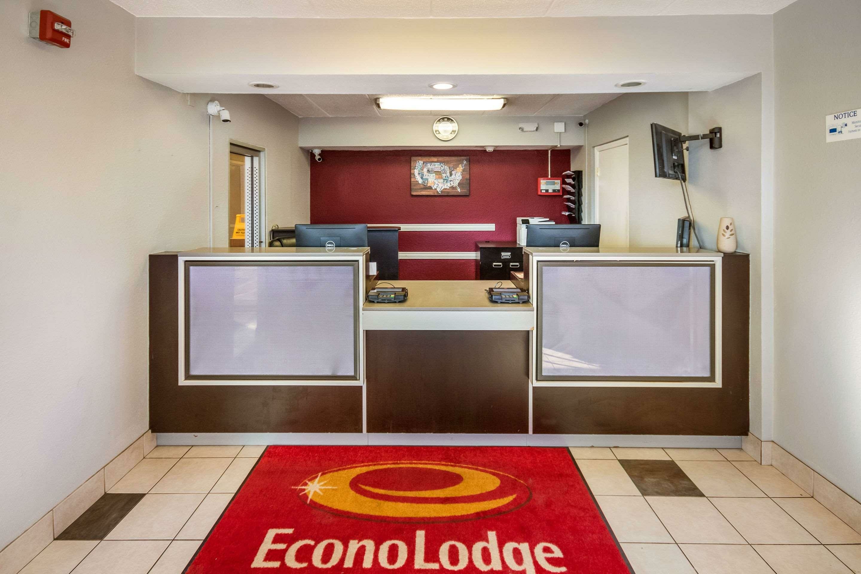 Фото Super 8 by Wyndham Charleston Wv