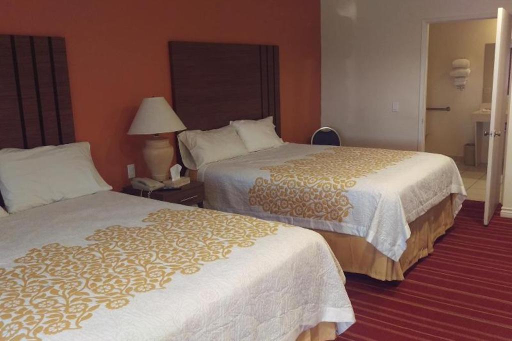 Фото Days Inn by Wyndham Hemet