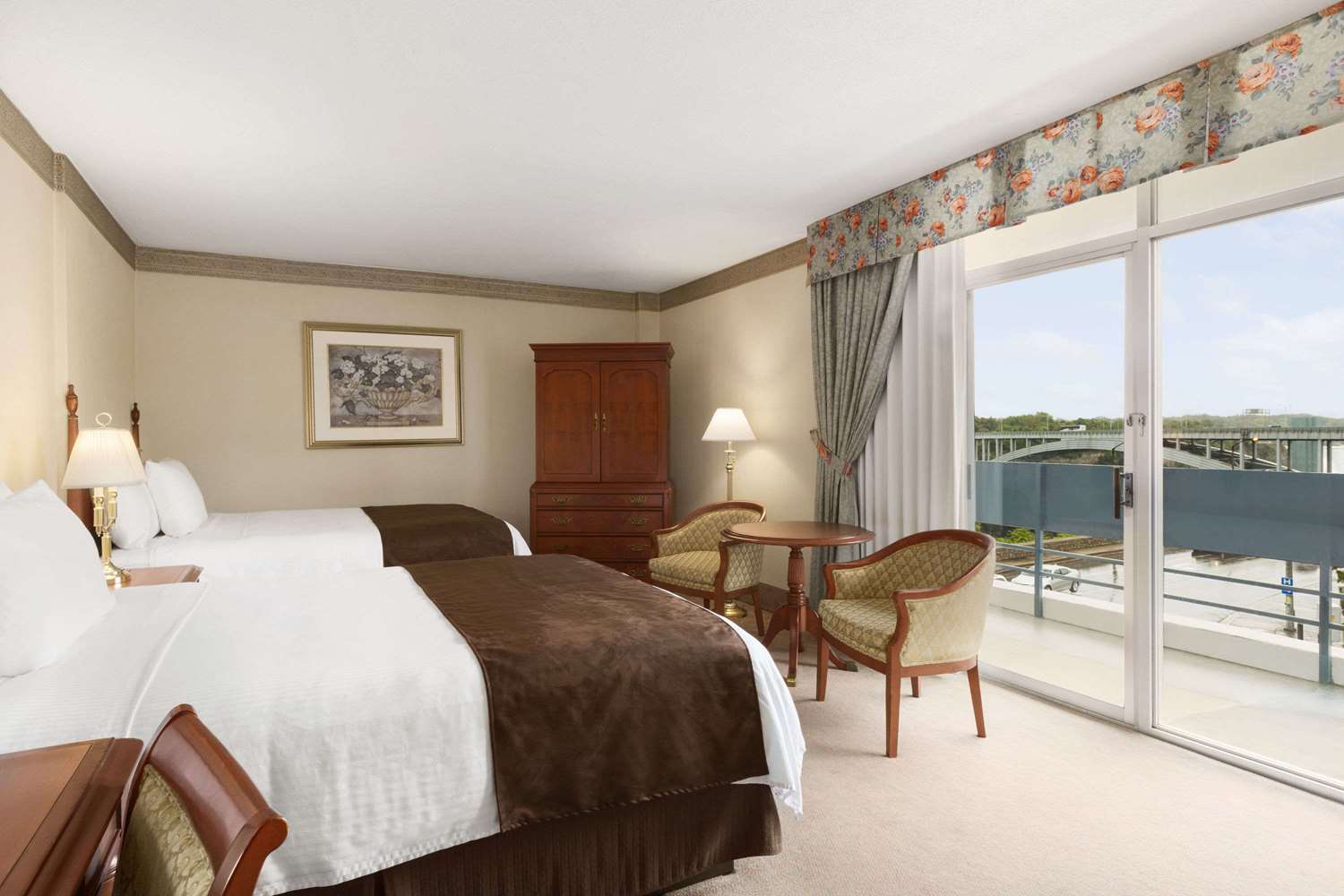 Фото Travelodge Fallsview Hotel