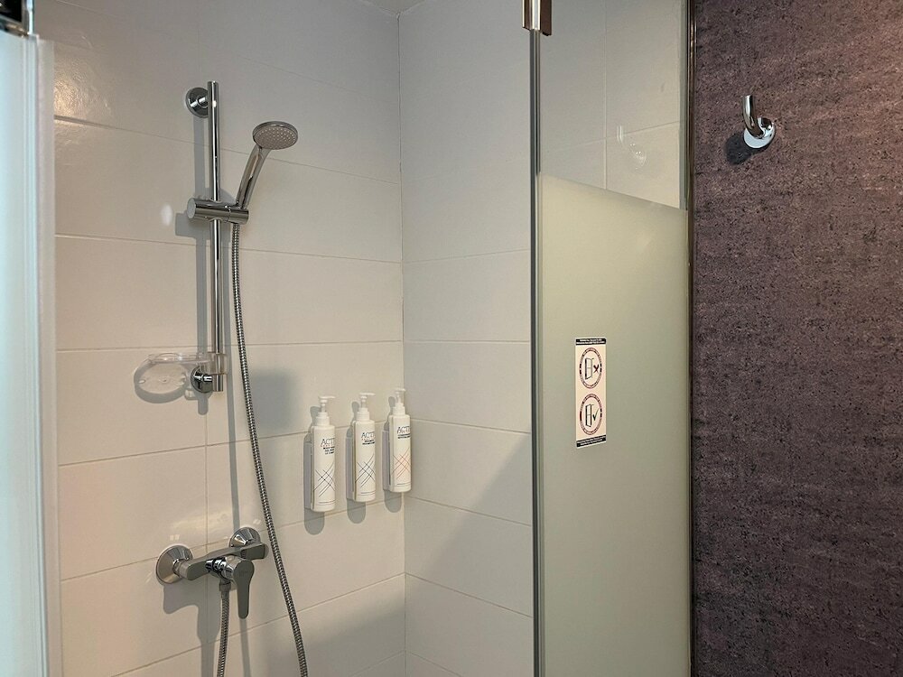 Фото EasyHotel Málaga City Centre