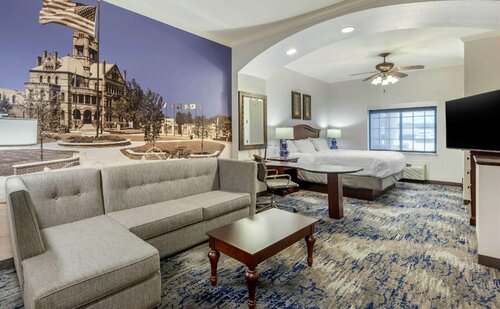 Гостиница Clarion Pointe Sulphur Springs в Салфер Спрингс