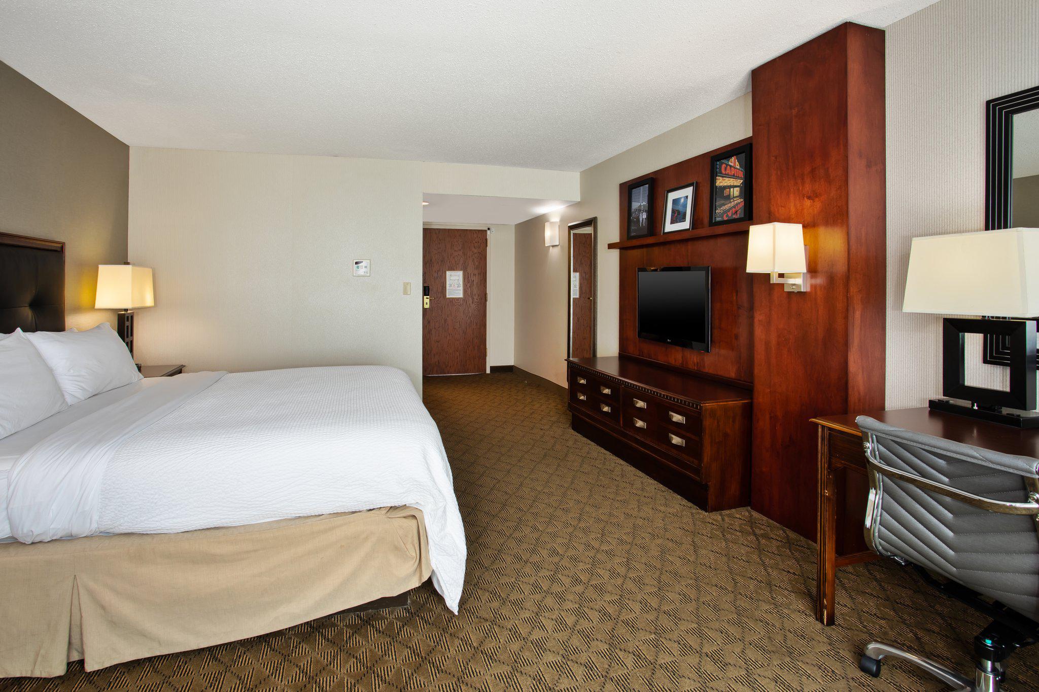 Фото Holiday Inn University Plaza-Bowling Green, an Ihg Hotel