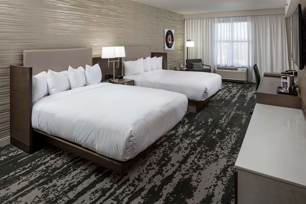 Фото Doubletree by Hilton Boston Logan Airport Chelsea