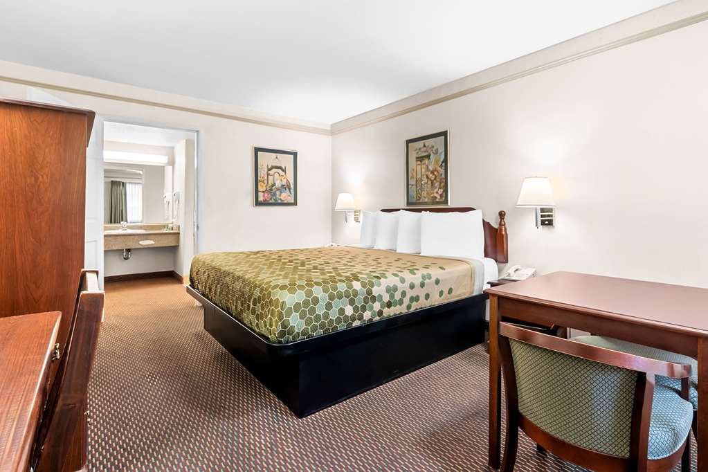 Фото SureStay Hotel by Best Western Castro Valley