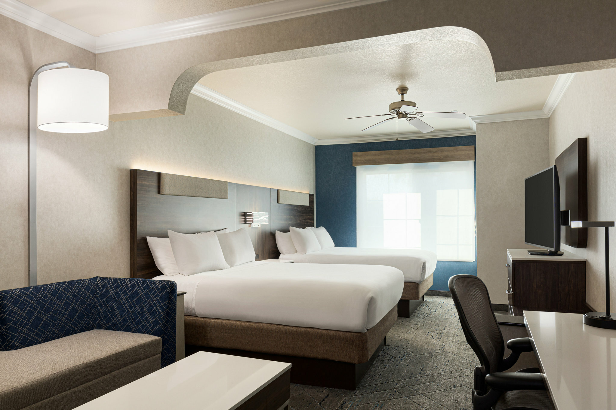 Фото Holiday Inn Express and Suites Bakersfield Central, an Ihg Hotel