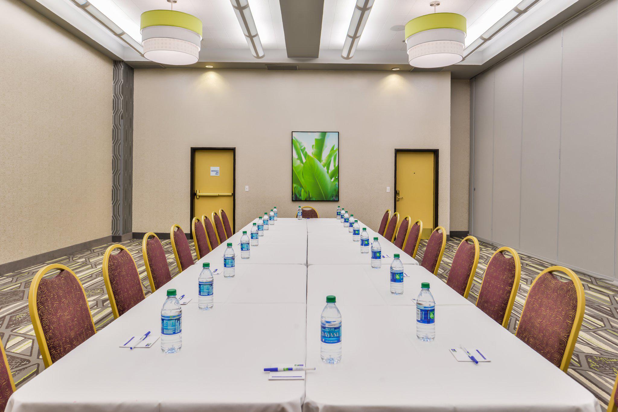 Фото Holiday Inn Express Hotel & Suites Elk Grove Ctrl Sacramento, an Ihg Hotel