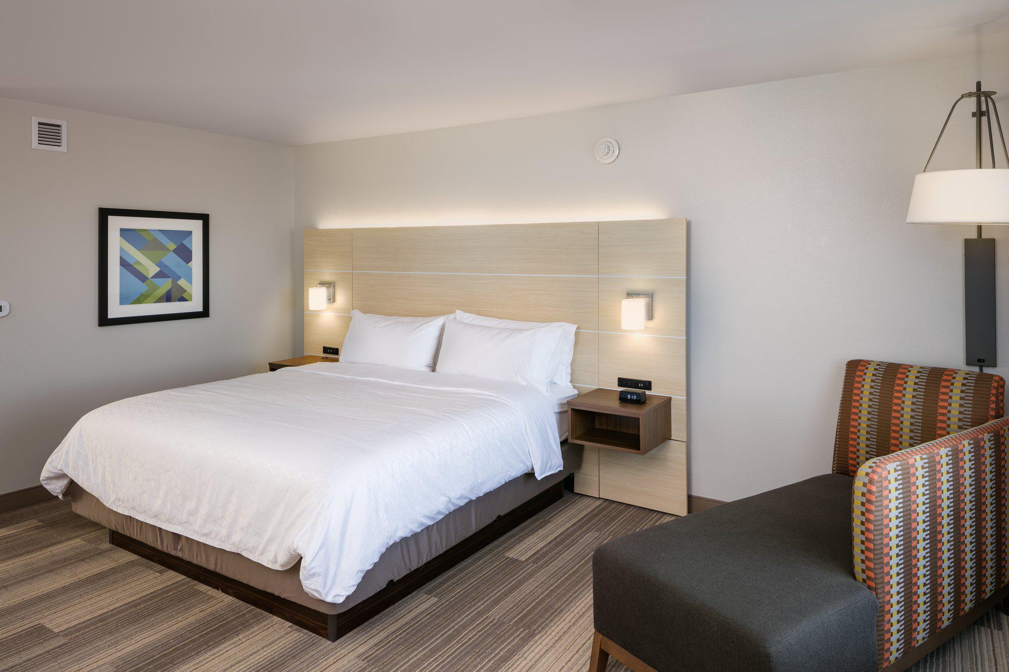 Фото Holiday Inn Express & Suites Bend South, an Ihg Hotel