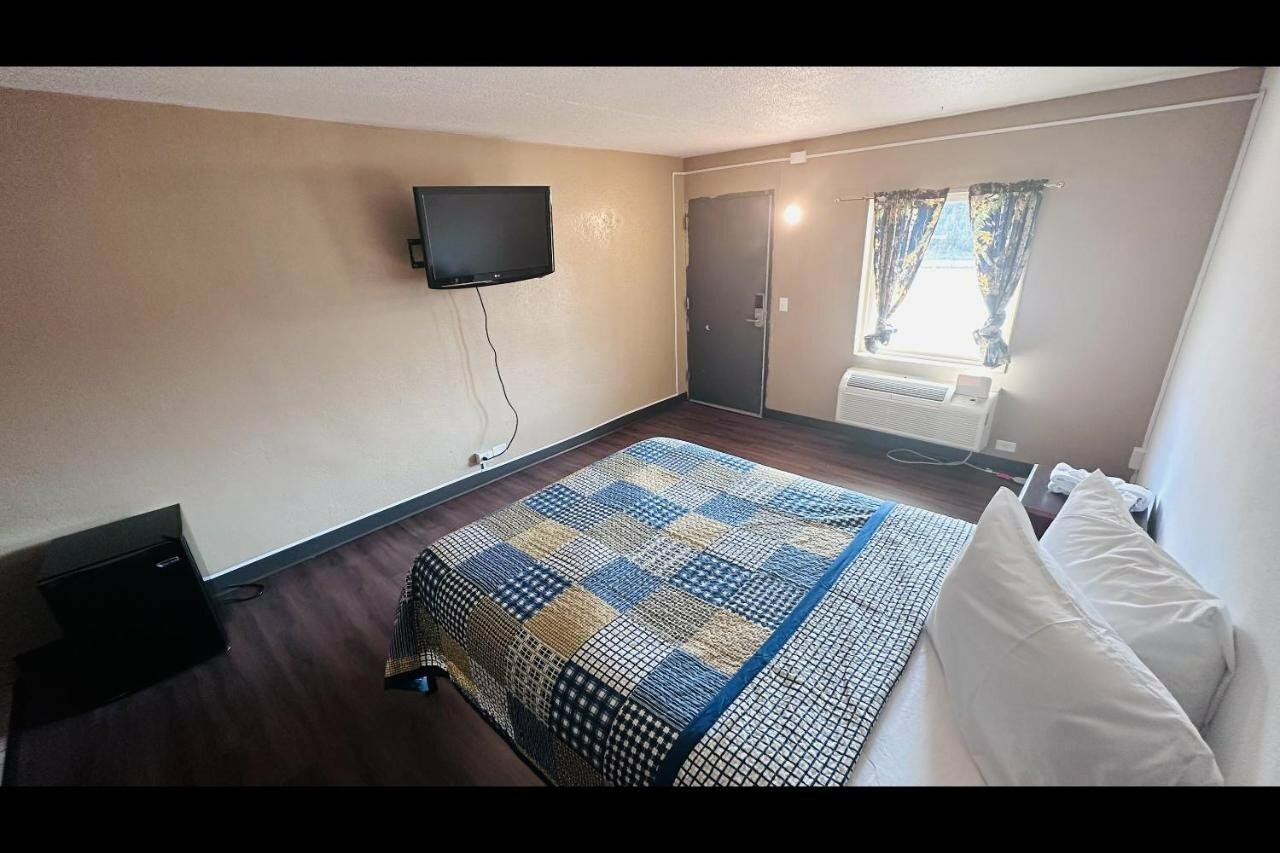 Фото Hallmark Inn by Oyo Fort Wayne