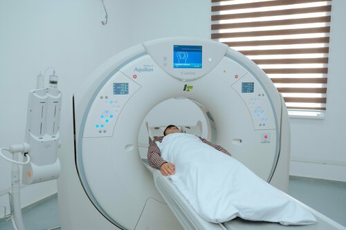 Onam ogli bilan jinsiy aloqada boladi