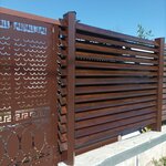 Жалюзийные Металло-деревянные Заборы (posyolok Kryazh, Kamyshinskaya ulitsa, 21к1) ، الأسوار والحواجز المعدنية
