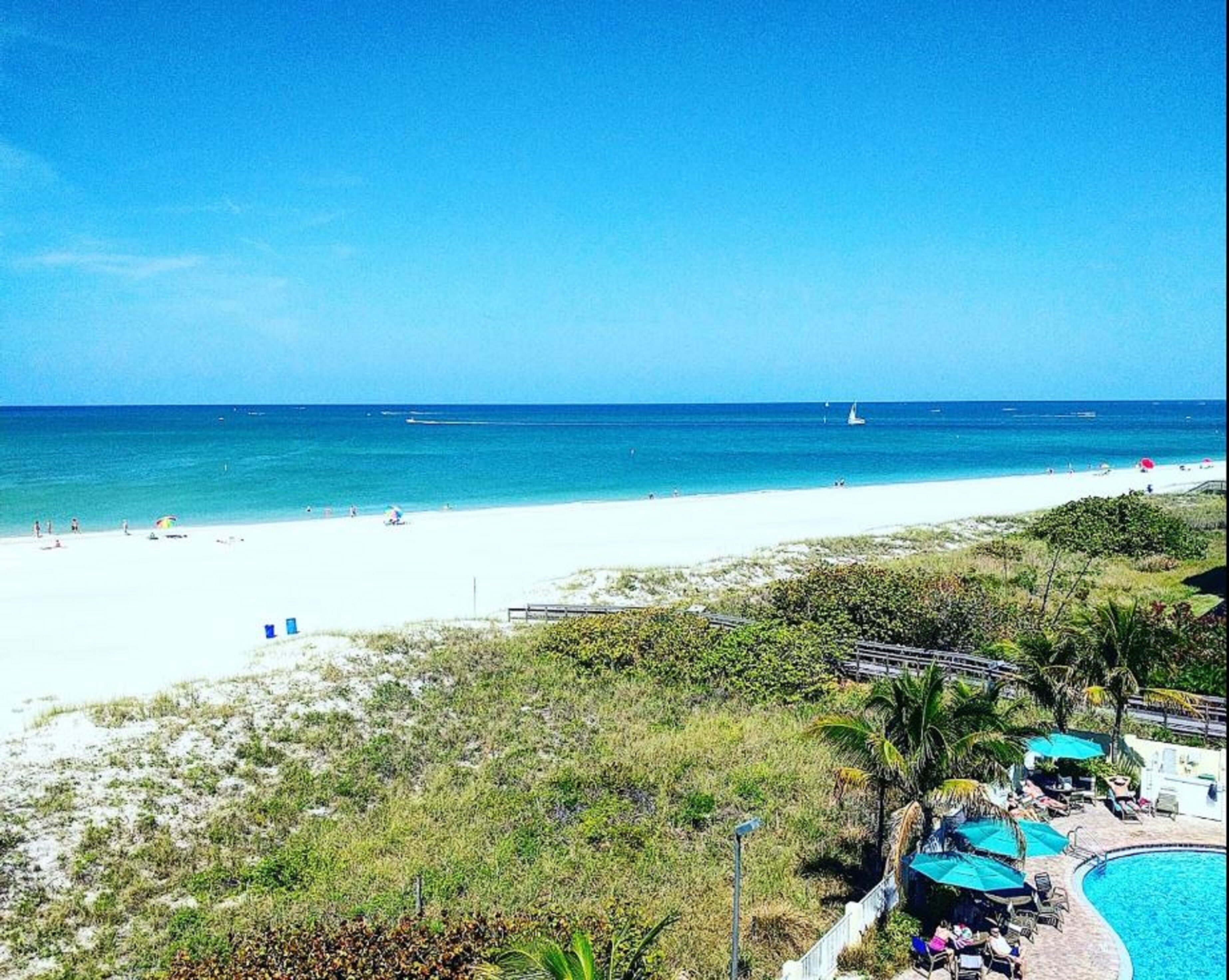 Фото Sunset Vistas Two Bedroom Beachfront Suites