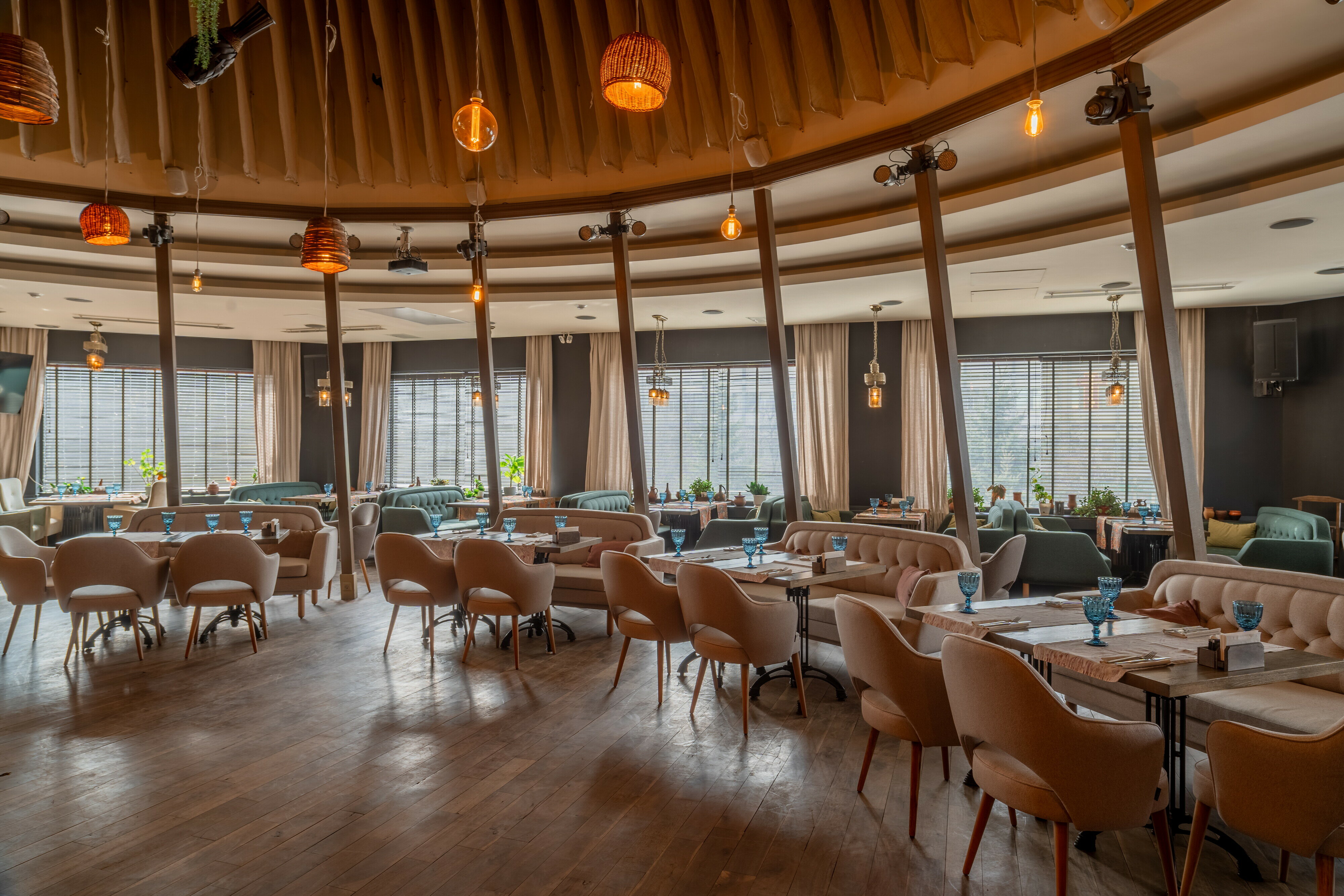 Жігіт брюнетка мен аққұбаны трахает (әуесқойлық фото)