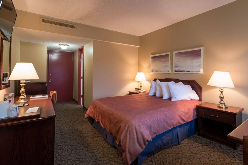 Фото Assiniboine Gordon Inn on the Park