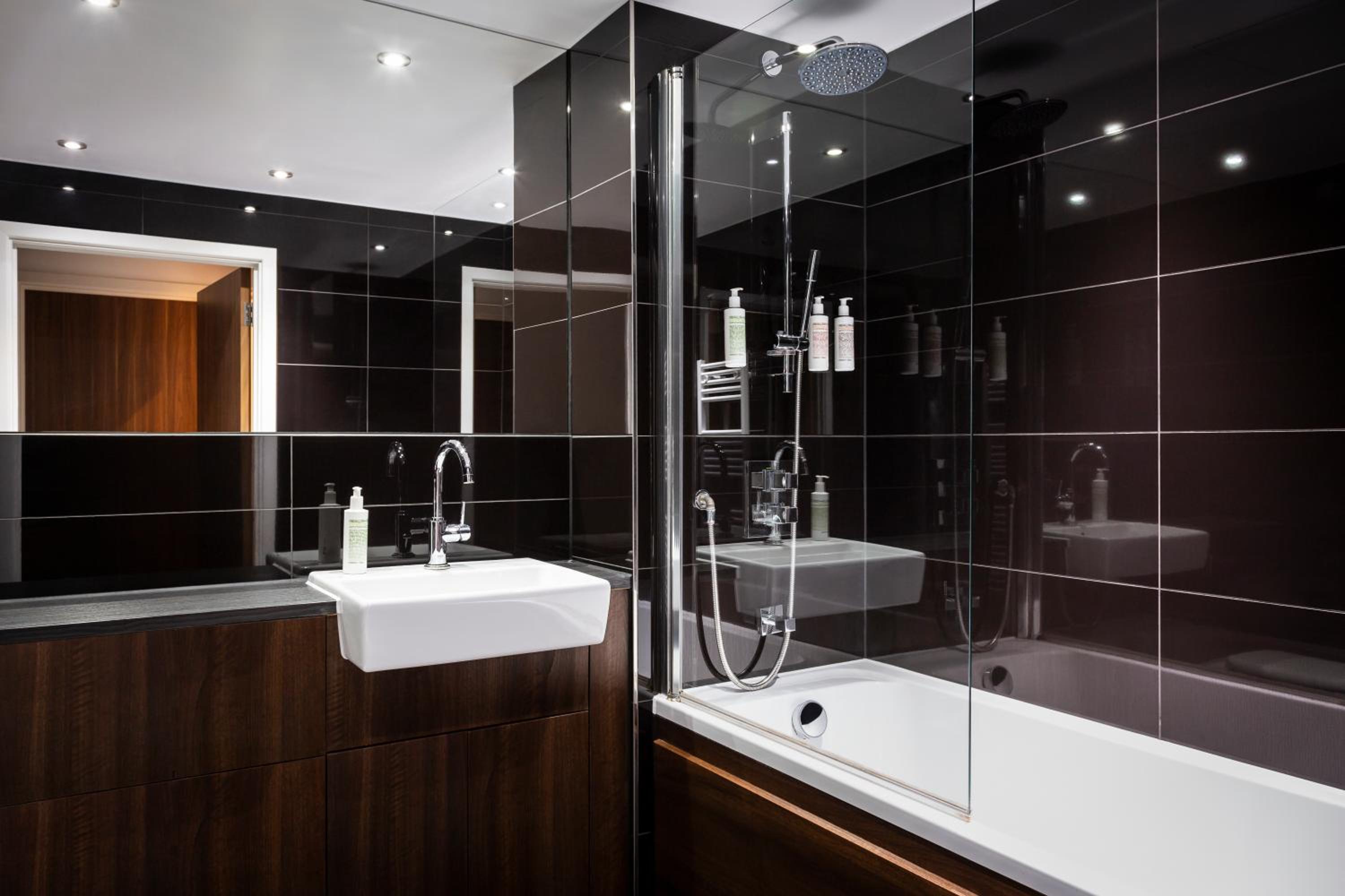Фото Aparthotel Adagio London Brentford