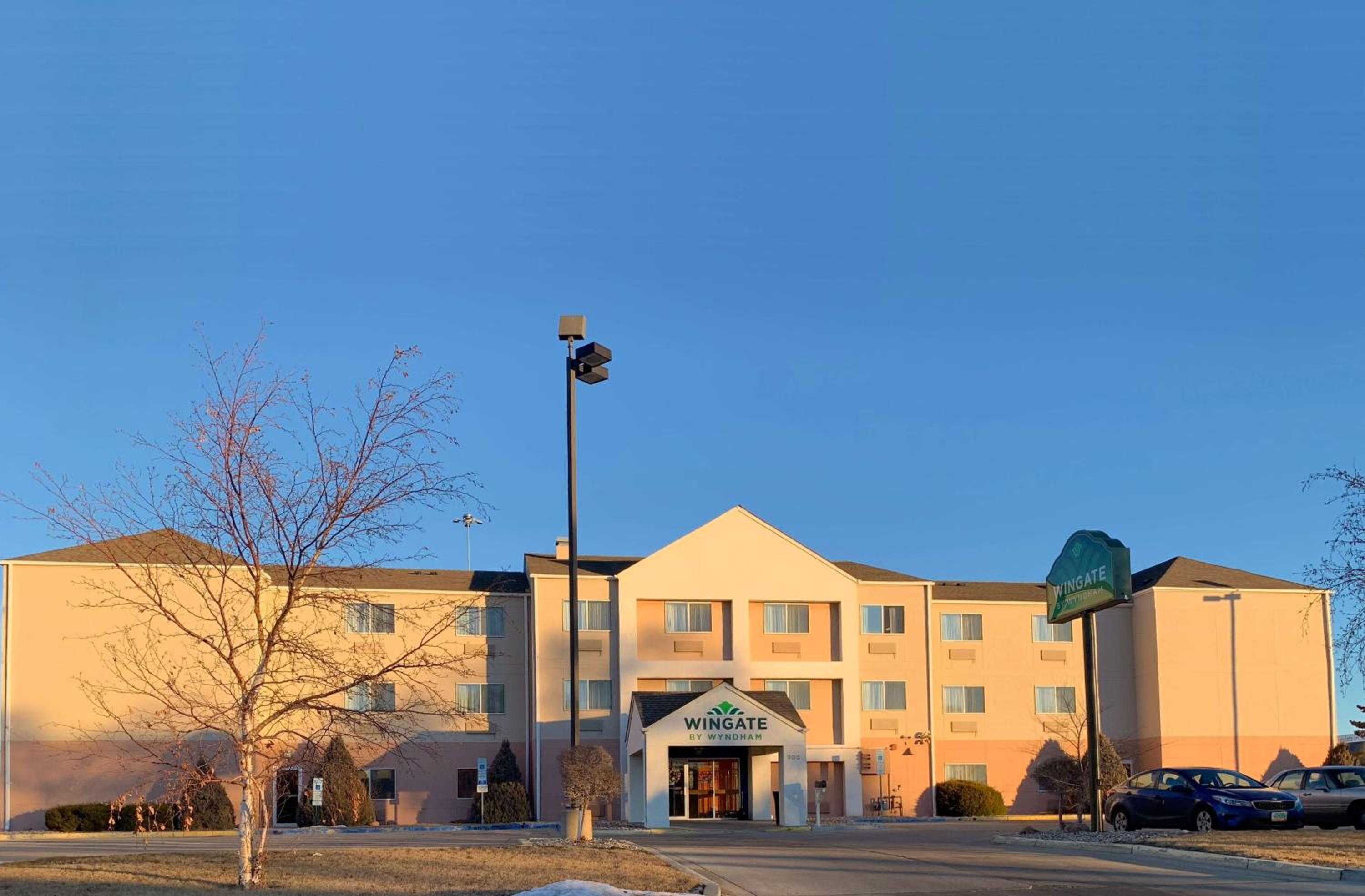 Фото SureStay Plus Hotel by Best Western Minot