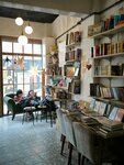 One and a half Rooms: bookstore and cafe (Istanbul, Beyoglu, Firuzaga Neighborhood, Cukur Cuma Avenue, 5A) ، مكتبة