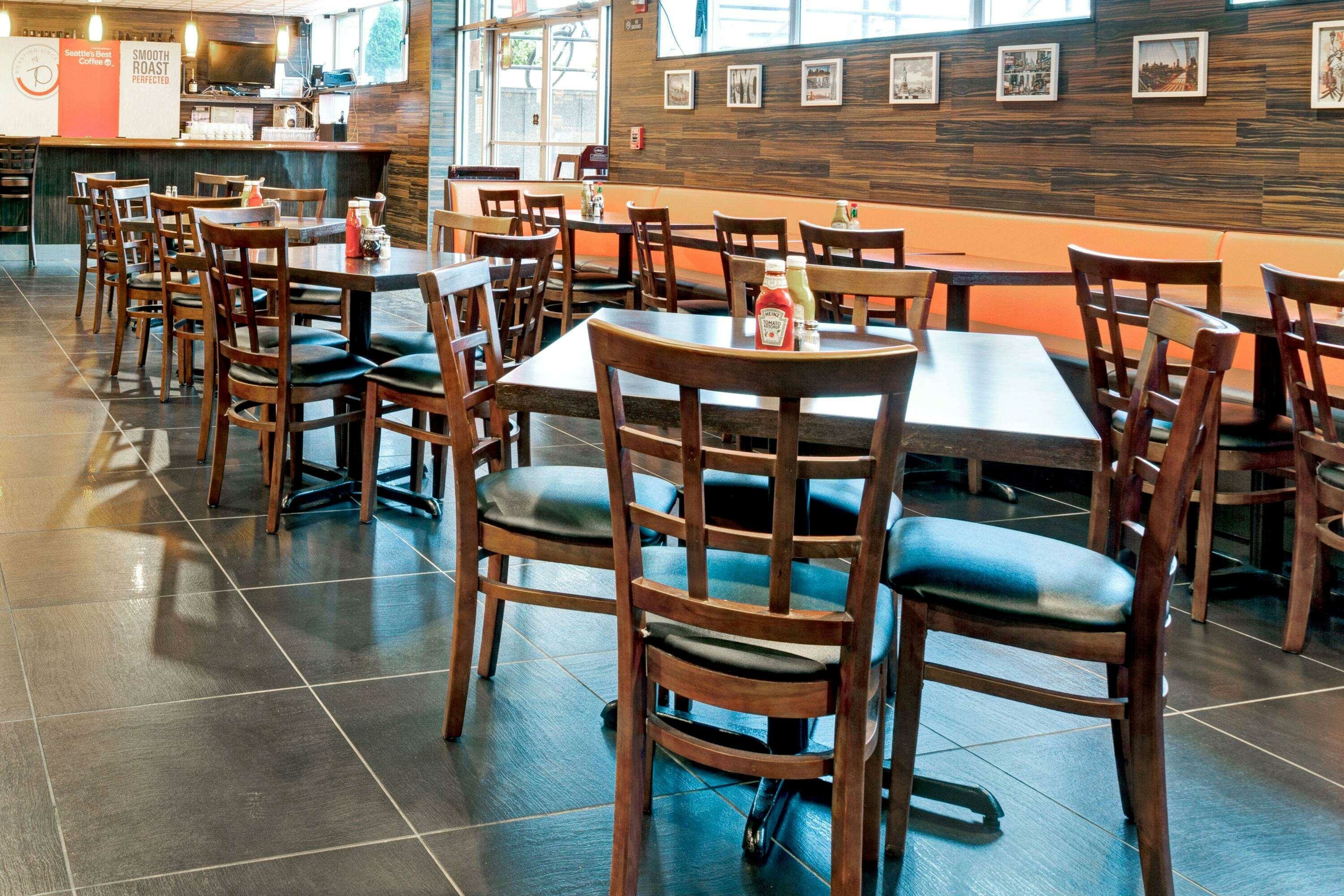 Фото Wyndham Garden Long Island City