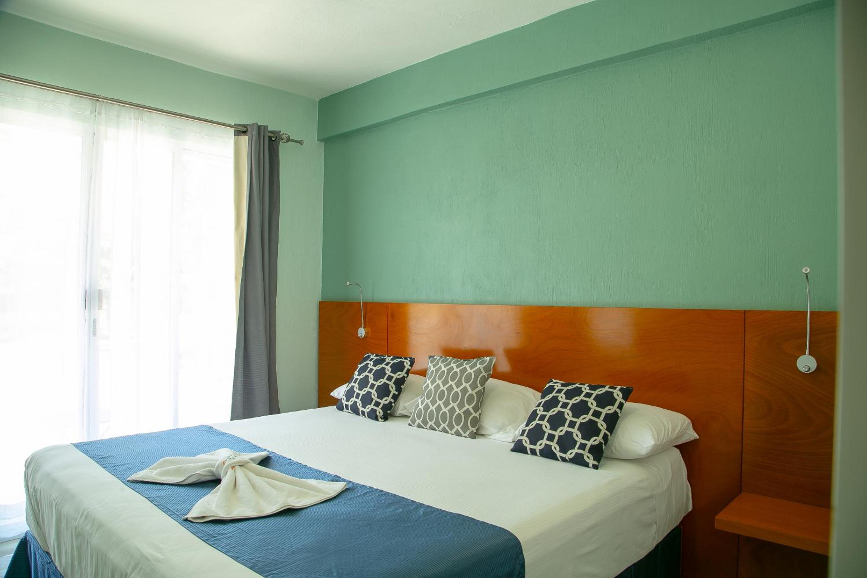 Фото Relax Inn Suites