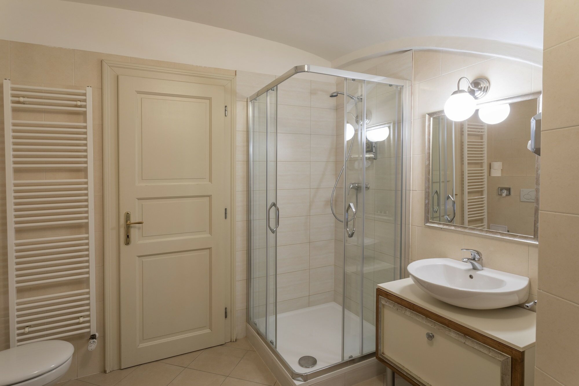 Фото Three Golden Crowns Apartments