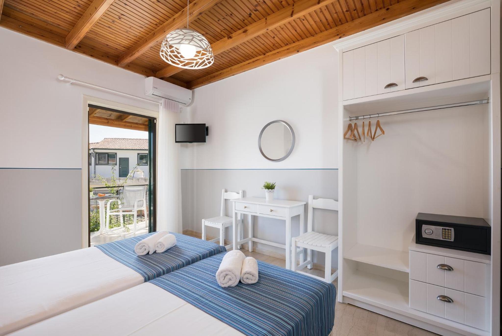 Фото Bella Vista Beach Hotel and Studios