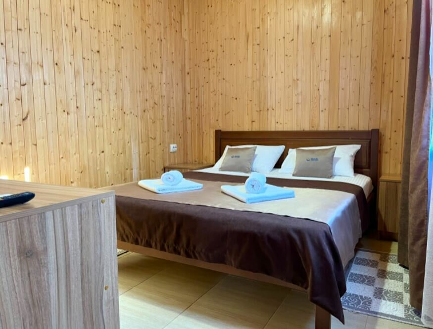 Фото У пруда от Травел Хотелс Антураж