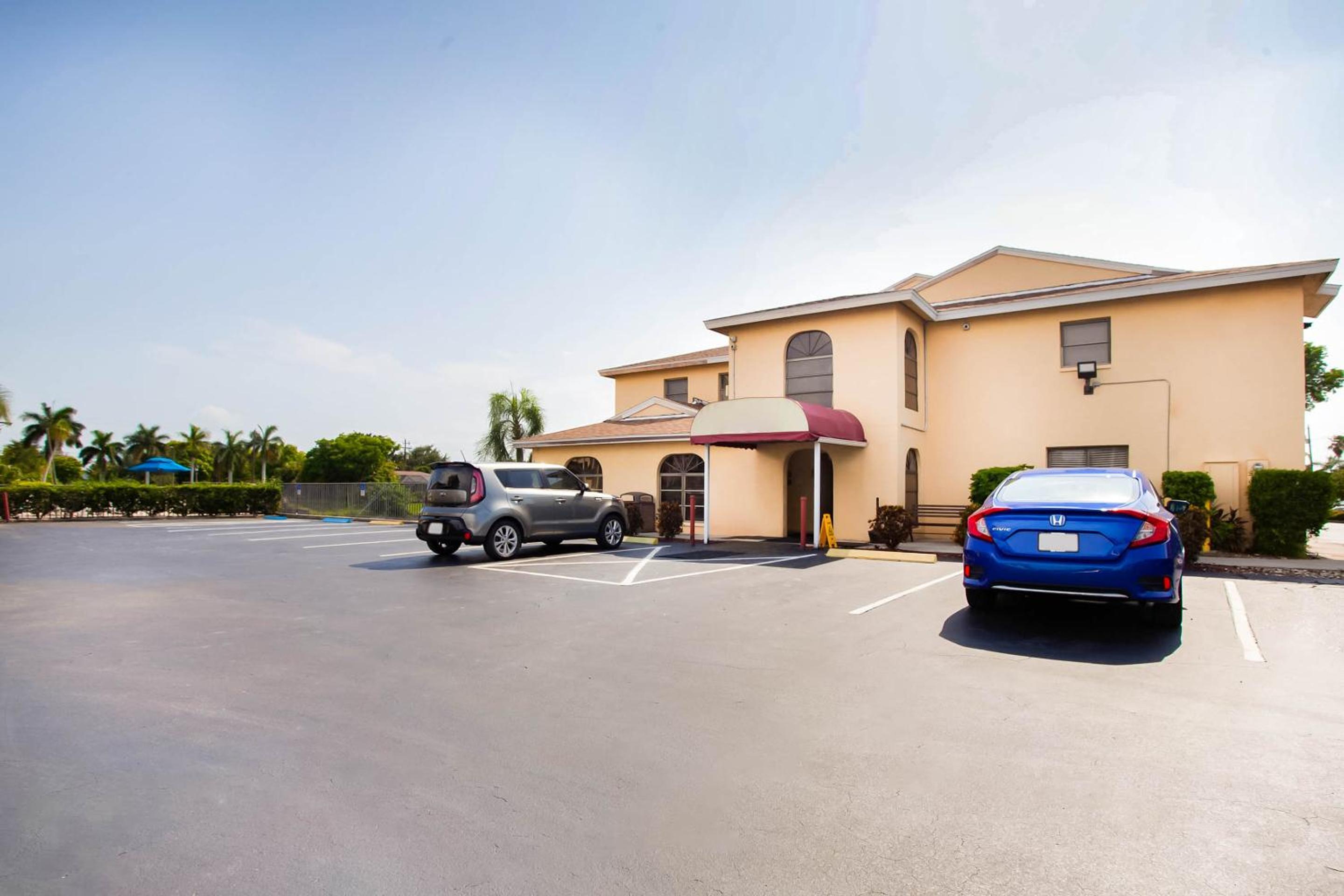 Фото Oyo Waterfront Hotel - Cape Coral/Fort Myers, Fl