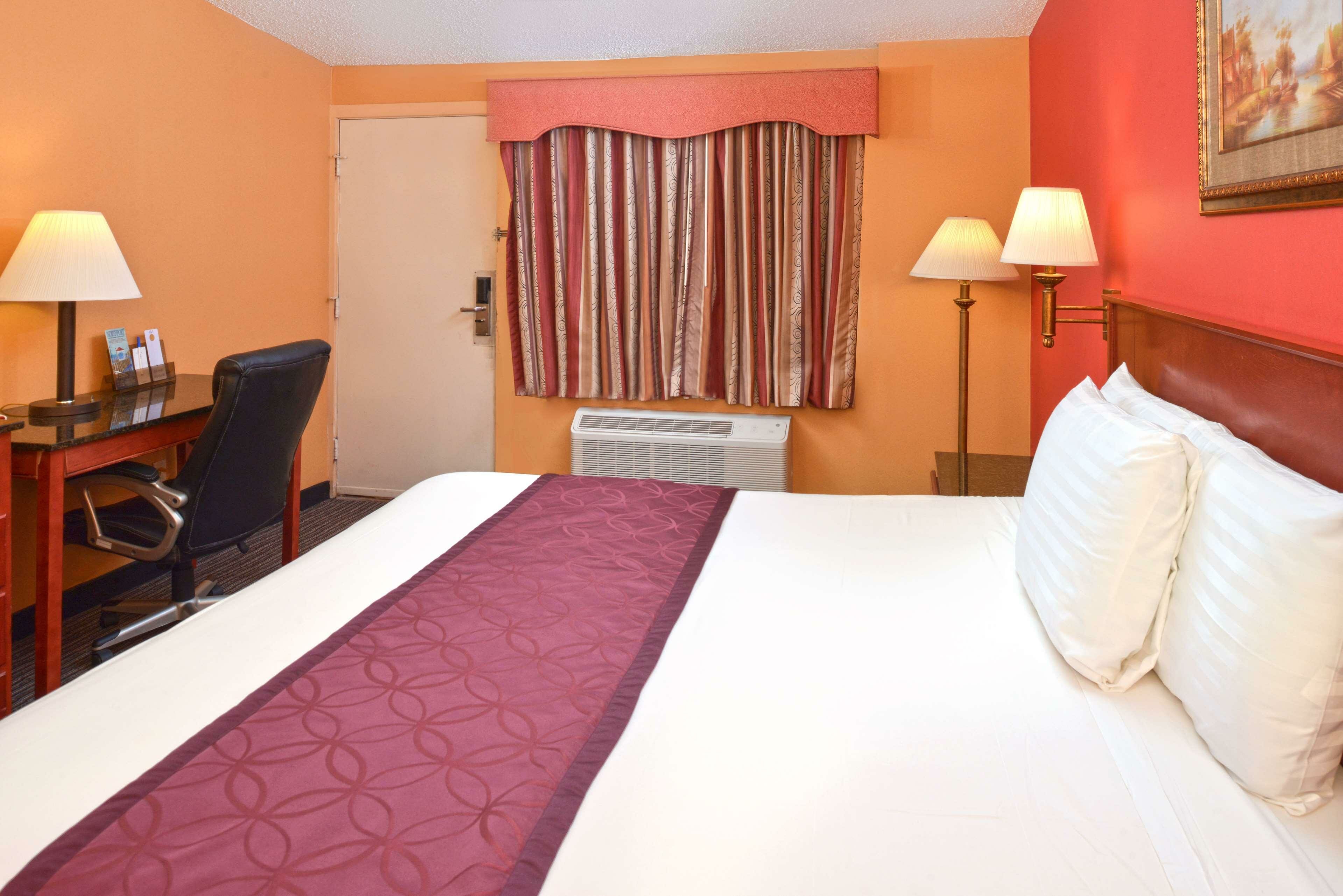 Фото Americas Best Value Inn Smithtown Long Island