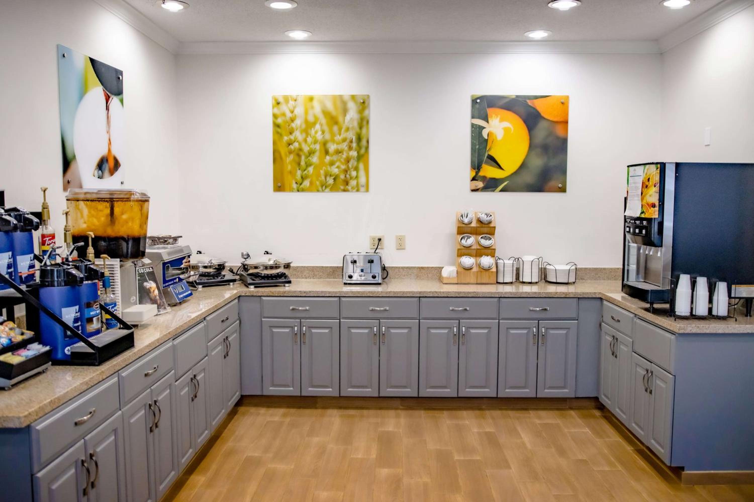 Фото SureStay Plus Hotel by Best Western Minot