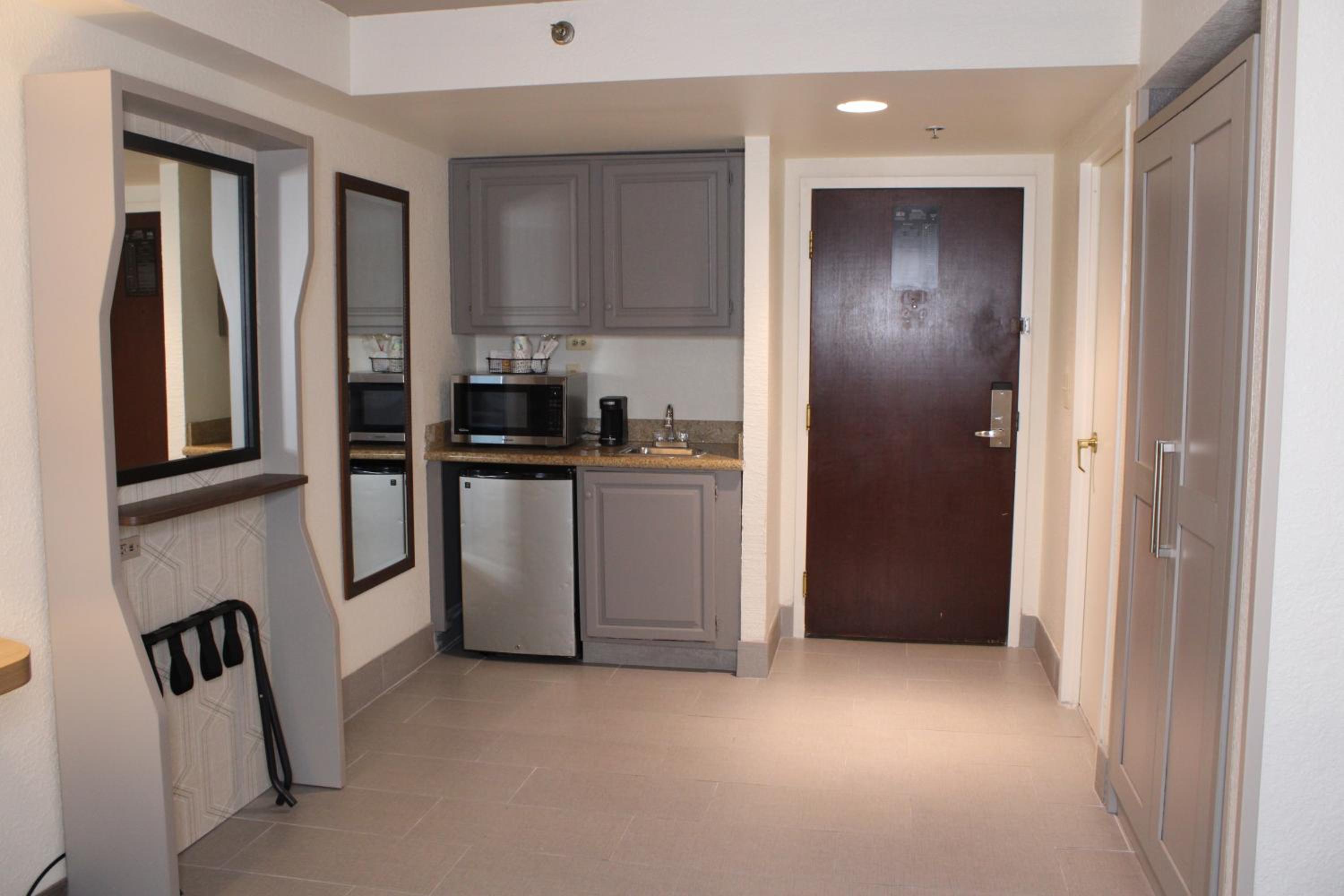 Фото Gateway Hotel & Convention Center, Bwpc