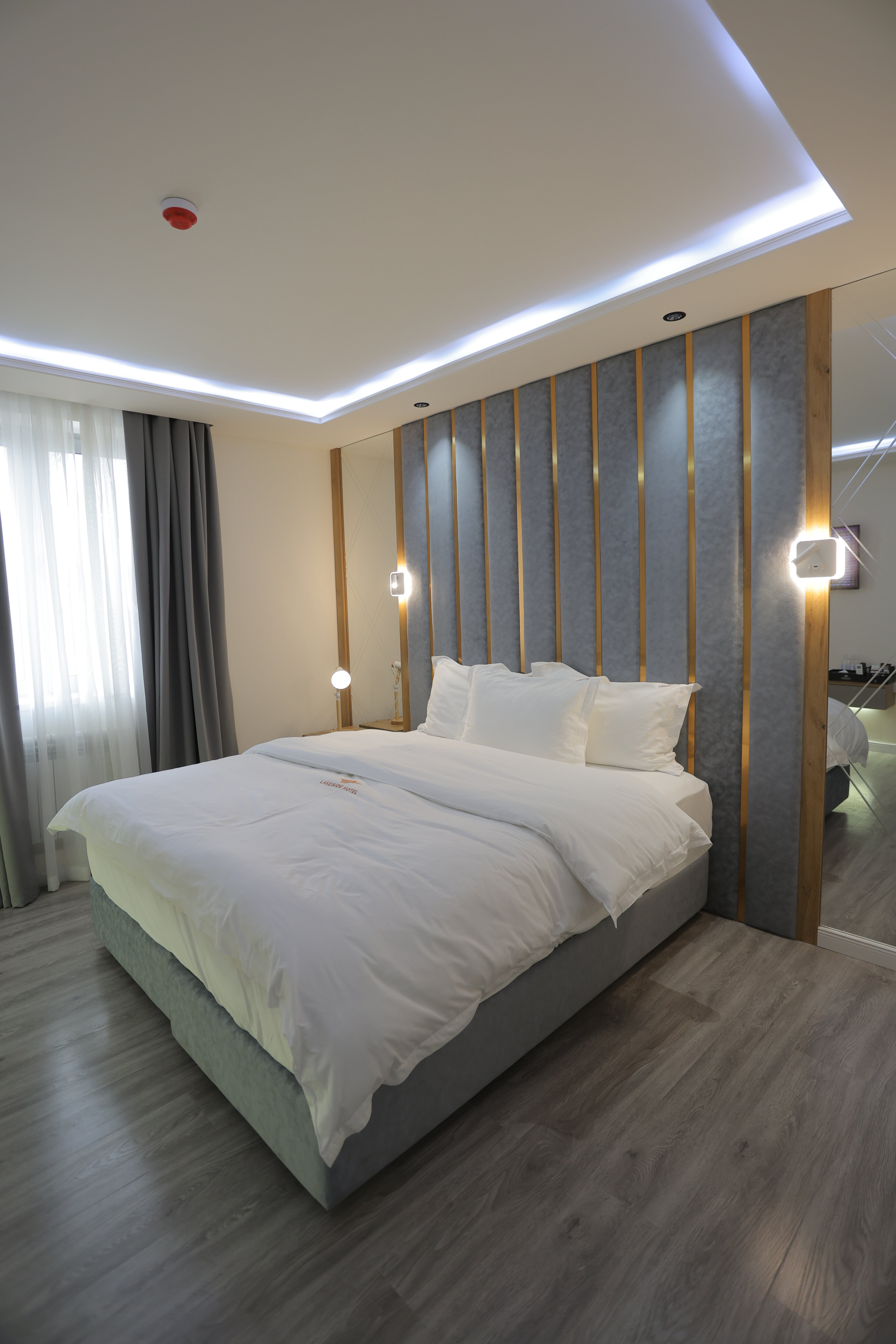 Фото Lakeside Hotel