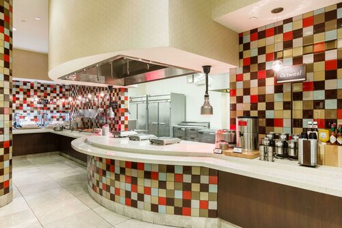 Гостиница Embassy Suites Newark Airport в Элизабет