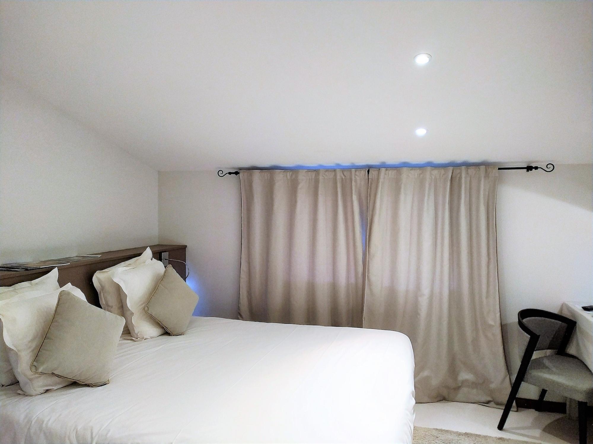 Фото Logis Hôtel Les Pages