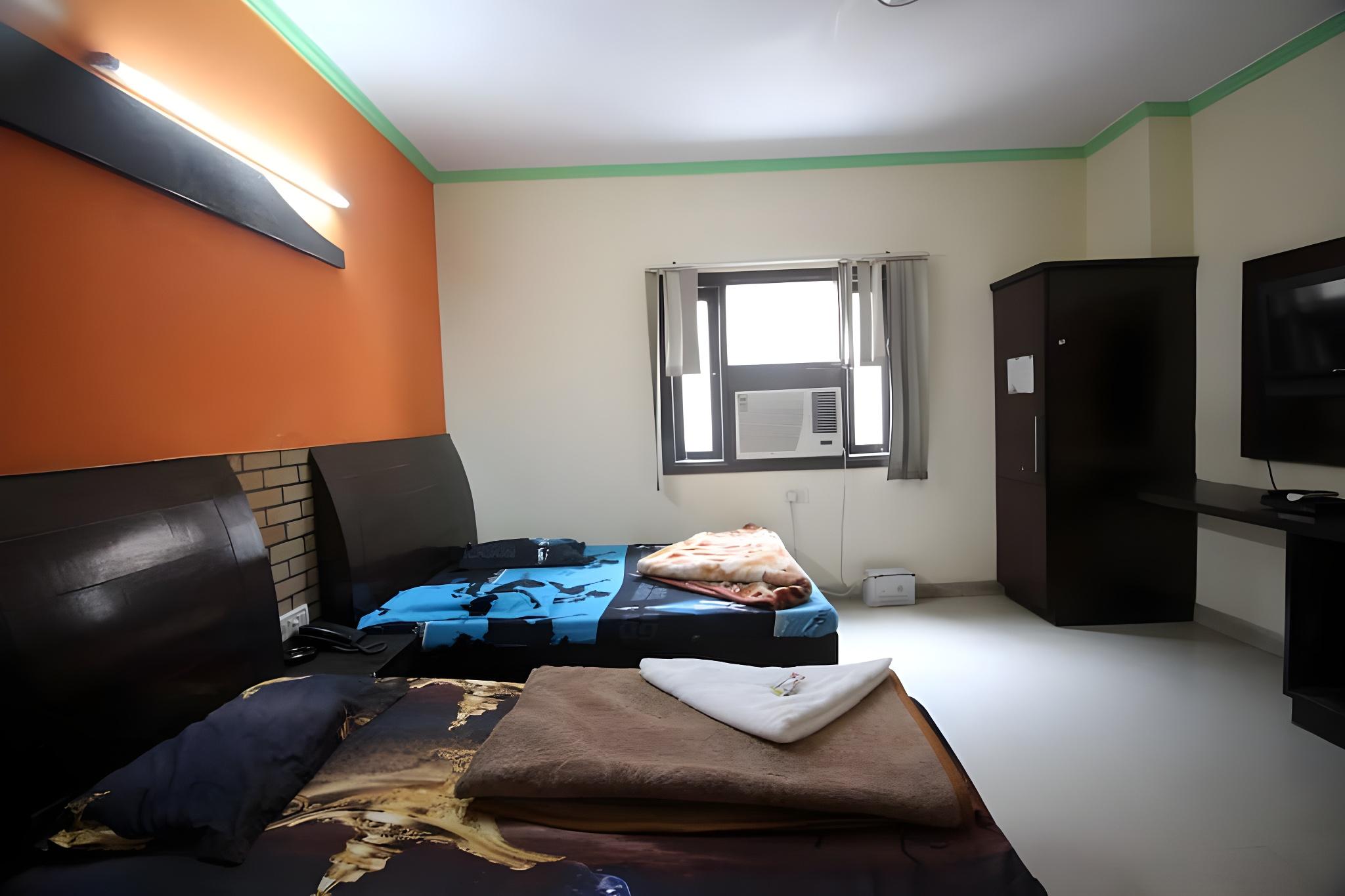 Фото Oyo 9726 Hotel Aura Palace Deluxe