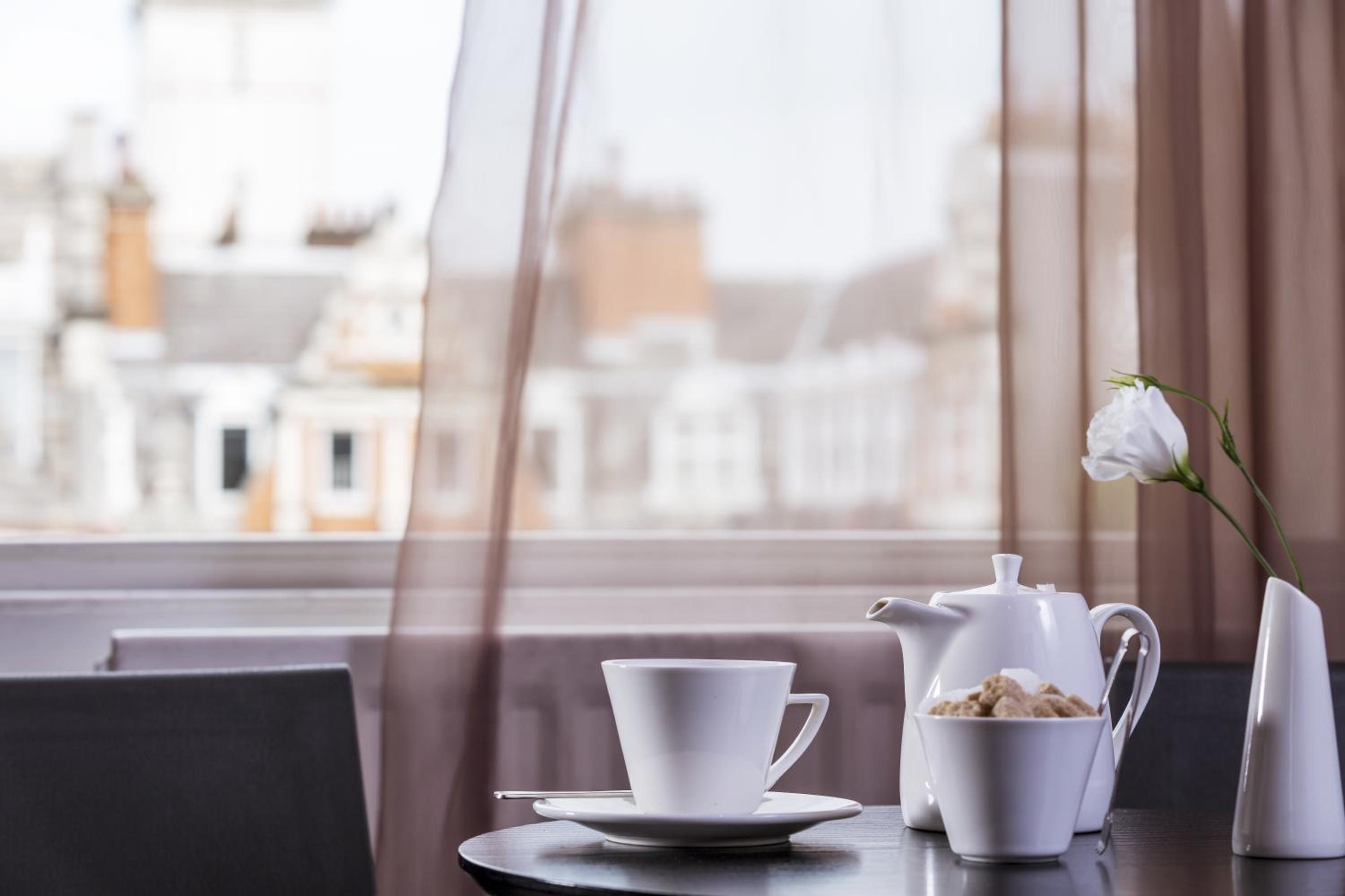 Фото The Queen’s Gate Hotel