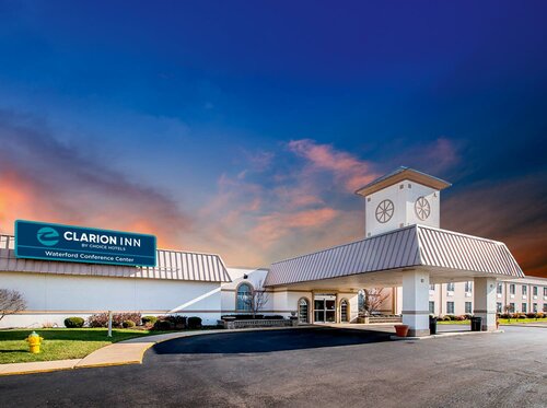 Гостиница Clarion Inn Elmhurst - Oak Brook near I-88, I-290, I-294 в Элмхерсте
